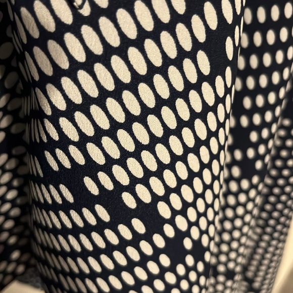 Banana Republic size 2 skirt. High low hem. Ombré color pattern. Navy and white - Picture 6 of 6